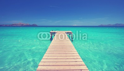 Jenny Sturm, einsamer Steg am Meer (brücke, meer, stranden, sommer, urlaub, reisen, sonne, urlaub, wasser, schwimmen, mallorca, sand, sandstrand, blau, kühlung, erfrischend, erholung, spaß, abenteuer, insel, entspannen, ausblick, anblick, blue sky, karibik, lagune, flach, türkis, kla)