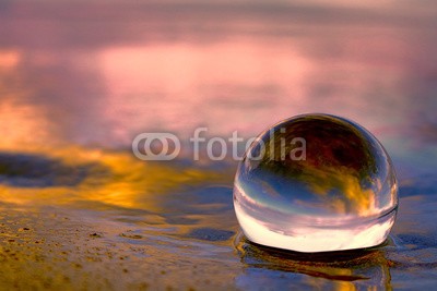 Alaskajade, Summer sunset displayed through a transparnt glass ball on the beach sand (durchsichtig, spiegel, betrachtung, futuristisch, surreal, trust, meer, frieden, kristallkugel, bizarre, kreis, fantasy, vorstellung, wahrsagerei, kreativität, sauber, schüssel, spärlich, sphäre, glamour, mallorca, reflektor, ball, sand, strand, se)