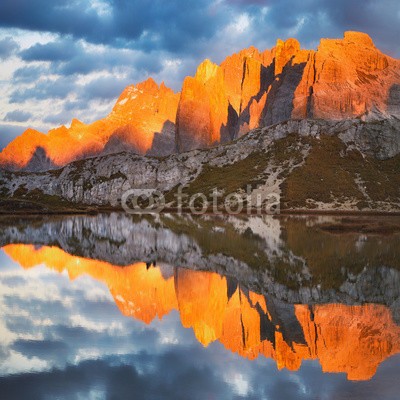 Viktar, Evening on Laghi dei Piani (Lakes Piano) with mountains in sunlit reflected in smooth surface lake water, Southern Tyrol, Dolomites, Tre Cime di Lavaredo National Park, Italy. Enrosadira. (berg, landschaft, herbst, natur, sonnenuntergang, sonnenaufgang, fallen, himmel, berg, schnee, park, pike, baum, wald, see, rot, wolken, farbe, baum, morgens, winter, wasser, reisen, jahreszeit, italien, alto adig)