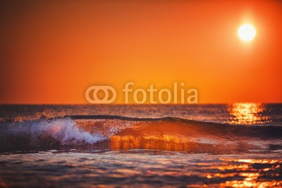 ValentinValkov, Sea wave close up, low angle view, sunrsie shot (sonnenaufgang, meer, welle, platsch, punta, cana, sonne, sonnenlicht, sommer, natur, ozean, sonnenuntergang, wasser, hintergrund, natürlich, orange, himmel, landschaftlich, seelandschaft, morgens, kräuseln, morgengrauen, surfen, abenddämmerun)