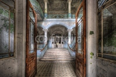 Grischa Georgiew, Old Hospital in Beelitz (bejahrt, architektur, ruine, krankenhaus, verfallen, vergangenheit, licht, gebäude, kaputt, klapprig, aufpolieren, instandsetzung, wand, verschmutzt, verschmutzt, mystisch, surreal, ddr, treppe, schönheit, geschichte, putz, mauerwerk, bröckel)