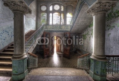 Grischa Georgiew, Eingang ins Sanatorium Beelitz (bejahrt, architektur, ruine, krankenhaus, verfallen, vergangenheit, licht, gebäude, kaputt, klapprig, aufpolieren, instandsetzung, wand, verschmutzt, verschmutzt, mystisch, surreal, ddr, treppe, schönheit, geschichte, putz, mauerwerk, bröckel)