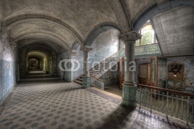 Grischa Georgiew, Old Hospital in Beelitz (bejahrt, architektur, ruine, krankenhaus, verfallen, vergangenheit, licht, gebäude, kaputt, klapprig, aufpolieren, instandsetzung, wand, verschmutzt, verschmutzt, mystisch, surreal, ddr, treppe, schönheit, geschichte, putz, mauerwerk, bröckel)