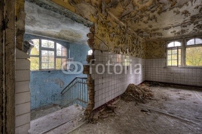 Grischa Georgiew, ancient hospital room (bejahrt, architektur, ruine, krankenhaus, verfallen, vergangenheit, licht, gebäude, kaputt, klapprig, aufpolieren, instandsetzung, wand, verschmutzt, verschmutzt, mystisch, surreal, ddr, treppe, schönheit, geschichte, putz, mauerwerk, bröckel)