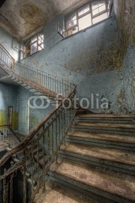 Grischa Georgiew, upstairs (bejahrt, architektur, ruine, krankenhaus, verfallen, vergangenheit, licht, gebäude, kaputt, klapprig, aufpolieren, instandsetzung, wand, verschmutzt, verschmutzt, mystisch, surreal, ddr, treppe, schönheit, geschichte, putz, mauerwerk, bröckel)