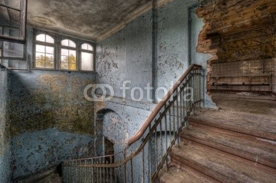 Grischa Georgiew, up stairs (bejahrt, architektur, ruine, krankenhaus, verfallen, vergangenheit, licht, gebäude, kaputt, klapprig, aufpolieren, instandsetzung, wand, verschmutzt, verschmutzt, mystisch, surreal, ddr, treppe, schönheit, geschichte, putz, mauerwerk, bröckel)