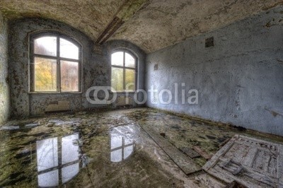 Grischa Georgiew, Rohrbruch (architektur, bejahrt, raum, zimmer, krankenhaus, verfallen, krankenhaus, fenster, blick, tür, rahmen, fensterrahmen, müll, dreck, umwelt, wand, farbe, abblättern, blättern, depression, stimmung, umweltverschmutzung, pfütze, wasser, spiegelung, spiege)