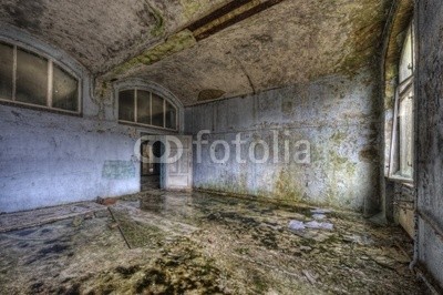 Grischa Georgiew, empty room (architektur, bejahrt, raum, zimmer, krankenhaus, verfallen, krankenhaus, fenster, tür, dreck, umwelt, wand, farbe, abblättern, blättern, depression, pfütze, wasser, nass, spiegelung, gewölbe, decke, besinnung, verschlechtern, putz, geschicht)