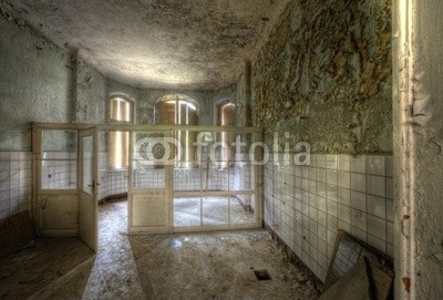 Grischa Georgiew, old hospital room (bejahrt, architektur, ruine, krankenhaus, verfallen, vergangenheit, licht, gebäude, kaputt, klapprig, aufpolieren, instandsetzung, wand, verschmutzt, verschmutzt, mystisch, surreal, ddr, treppe, schönheit, geschichte, putz, mauerwerk, bröckel)