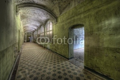 Grischa Georgiew, green floor (bejahrt, architektur, ruine, gang, fenster, krankenhaus, farbe, blättern, abblättern, fassade, verfallen, vergangenheit, licht, gebäude, kaputt, klapprig, aufpolieren, instandsetzung, wand, verschmutzt, verschmutzt, mystisch, surreal, ddr, anblic)