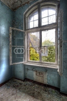 Grischa Georgiew, Blick nach draussen (architektur, bejahrt, raum, zimmer, krankenhaus, verfallen, krankenhaus, fenster, gardine, offener, blick, rahmen, fensterrahmen, dreck, umwelt, wand, farbe, abblättern, blättern, depression, stimmung, umweltverschmutzung, verschlechtern, putz, geschicht)