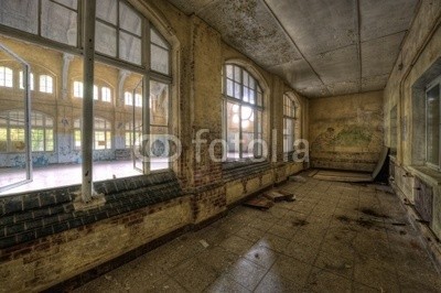 Grischa Georgiew, old sports hall (bejahrt, architektur, ruine, krankenhaus, verfallen, vergangenheit, licht, gebäude, kaputt, klapprig, aufpolieren, instandsetzung, wand, verschmutzt, verschmutzt, mystisch, surreal, ddr, treppe, schönheit, geschichte, putz, mauerwerk, bröckel)