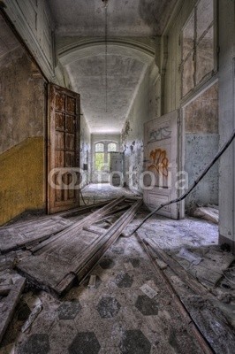 Grischa Georgiew, dirty floor (architektur, bejahrt, raum, zimmer, krankenhaus, verfallen, krankenhaus, fenster, blick, tür, rahmen, müll, dreck, umwelt, wand, farbe, abblättern, blättern, depression, stimmung, umweltverschmutzung, verschlechtern, putz, geschichte, vergangenheit, dd)