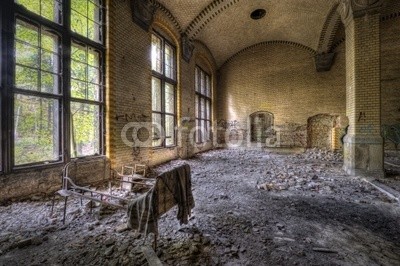 Grischa Georgiew, Bettgestell (bejahrt, architektur, ruine, krankenhaus, verfallen, vergangenheit, licht, bett, gebäude, kaputt, klapprig, wand, verschmutzt, verschmutzt, mystisch, surreal, ddr, schönheit, geschichte, putz, mauerwerk, bröckeln, zerstörung, diele, denkmal, fenste)