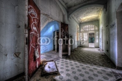 Grischa Georgiew, old fridge on the floor (tür, ddr, bejahrt, rot, putz, wand, gang, diele, müll, raum, villa, ost, farbe, zimmer, dunkel, rahmen, russisch, umwelt, verschmutzt, dreck, fliesen, stimmung, mystisch, blättern, krankenhaus, verschlechtern, verfallen, verschmutzt, crew, abblätter)