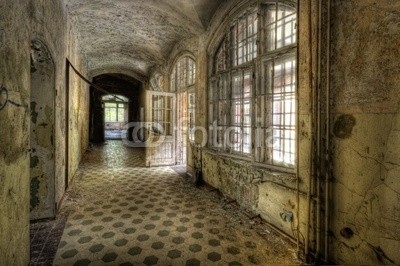 Grischa Georgiew, Flur im Krankenhaus Beelitz (bejahrt, architektur, ruine, gang, fenster, krankenhaus, farbe, blättern, abblättern, fassade, verfallen, vergangenheit, licht, gebäude, kaputt, klapprig, aufpolieren, instandsetzung, wand, verschmutzt, verschmutzt, mystisch, surreal, ddr, anblic)