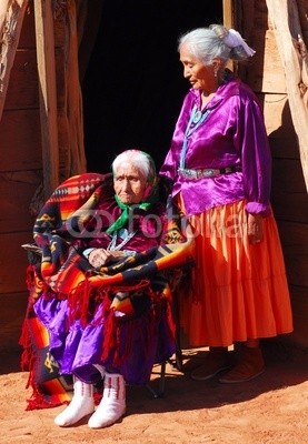 David Smith, Very old Navajo woman with her daughter (lebensalter, american, hell, bunt, kleidung, kulturell, kultur, alte leute, ethnisch, weiblich, hogan, hütte, wohnung, sand, dreck, wohnsitz, indianer, minderheit, nation, einheimisches, navajo, alt, draußen, person, wettrennen, spiritual, gesetz)