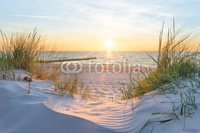 ThomBal, Sonnenuntergang an der Ostsee (ostsee, stranden, sonnenuntergang, rügen, usedom, düne, sand, düne, meer, nordsee, sandstrand, küste, urlaub, wasser, himmel, gras, horizont, abend, abend, sonne, froh, licht, gelassenheit, romantisch, stille, landschaft, abendsonne, sonnenstrah)