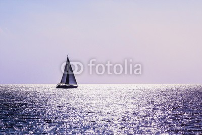 kite_rin, Sailing yacht in Mediterranean sea at sunset. Travel and active lifestyle concept (segelboot, segelboot, segel, yacht, sommer, sonnenuntergang, sonne, blau, italien, frankreich, kroatien, kroate, strand, hintergrund, schönheit, schöner, sonnenaufgang, abend, schiff, boot, küste, farbe, korfu, tage, reiseziel, europa, europäisc)
