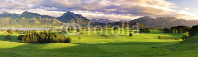 Wolfilser, Panorama Landschaft im Allgäu bei Füssen mit den Ammergauer Bergen (bavaria, landschaft, panorama, alpen, berg, see, berg, frühling, sommer, wiese, gebirgskette, niemand, natur, wiese, organisch, landwirtschaft, gras, umwelt, urlaub, urlaub, landen, deutsch, beine, weitwinkel, park, mountain view, region, stell)
