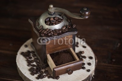 gpointstudio, Wooden and old fashioned coffee mill (kaffeemühle, kaffeemühle, altmodisch, bohne, kaffee, schwarzer kaffee, mahlen, selbstgemacht, hölzern, tisch, mühlen, mahlwerk, vorbereitung, kaffeebohne, close-up, verschwommen, korn, make, präparieren, to do, zutaten, morgens, frische, brotzeit, fot)