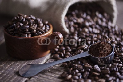 gpointstudio, Beans of coffee and jute bag (kaffee, bohne, löffeln, hölzern, tisch, schwarzer kaffee, messen, braten, verschwommen, sacks, tasche, koffein, frische, selbstgemacht, vorbereitung, espresso, foto, küche, zuhause, close-u)