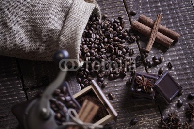 gpointstudio, Sack of coffee beans with chocolate and cinnamon . (kaffee, bohne, sacks, tasche, schokolade, zimt, mocha, vorbereitung, schwarzer kaffee, kaffeemühle, selbstgemacht, hölzern, tisch, braten, sackleinen, koffein, frische, espresso, make, to do, präparieren, kaffeemühle, brotzeit, entspannun)