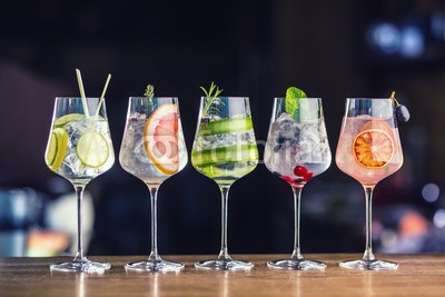 weyo, Five colorful gin tonic cocktails in wine glasses on bar counter in pup or restaurant (gin, tonic, bar, cocktail, cocktail, glas, spirituose, trinken, alkohol, wein, trinken, glas, flasche, alkoholiker, wodka, barkeeper, hintergrund, bunt, getränke, eis, kalk, getränke, party, platz, umwelt, frisch, soda, verschwommen, sommer, obst, flasch)