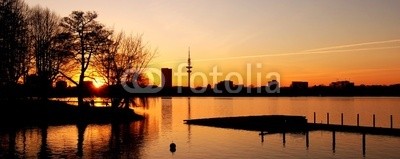 Matthias Krüttgen, Bootsanleger (hamburg, abend, deutsch, abenddämmerung, farbe, rivers, wasser, stadt, hafenstadt, metropole, silhouette, see, sonnenuntergänge, spiegel, spiegelung, brücke, wasser, sonnenuntergang, baum, glatt, himmel, rot, tur)