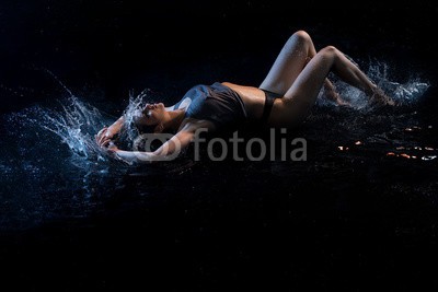Wisky, Sexy girl lying in water in the dark (tanzen, tänzer, jung, schöner, körper, weiblich, professionell, sportlich, athlet, brünett, süss, fitness, aktiv, biegsam, attraktiv, gesund, europäisch, graziös, lebensstil, kunstvoll, hübsch, abspecken, kaukasier, fantasy, gestalten, pfiffig, sex)