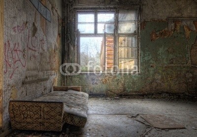 Grischa Georgiew, couchgeflüster (couch, fenster, couch, ost, ddr, liebe, graffiti, hooligan, melancholie, lonely, leerstehend, ruine, raum, interieur, haus, trist, glas, broken, scherben, hausrat, einrichtung, kaputt, verfallen, zuflucht, stelle, vergangenheit, geschichte, dreck, drec)