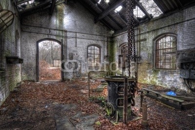 Grischa Georgiew, Herbst im Haus (architektur, bejahrt, haus, raum, zimmer, ruine, kette, eisen, herbst, blatt, dach, jahreszeit, verfallen, krankenhaus, tür, fenster, müll, hintergrund, dreck, umwelt, kultur, schönheit, depression, leerstehend, umweltverschmutzung, zeit, verschlechter)