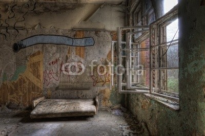 Grischa Georgiew, the castingcouch (couch, fenster, couch, ost, ddr, haus, liebe, raum, graffiti, hooligan, zimmer, eingerichtet, kultur, vergangenheit, hausrat, geschichte, melancholie, lonely, leerstehend, ruine, interieur, trist, glas, broken, scherben, einrichtung, kaputt, kuns)