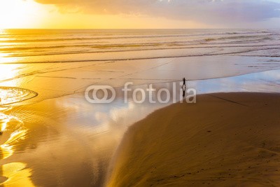 Kushnirov Avraham, The beach near Auckland (sonne, sonnenuntergang, strand, niedrigwasser, sonnenstrahl, meer, mann, leute, reisen, kamera, hobby, auckland, abend, marée, klippen, klippen, insel, orientierungspunkt, natur, neu, friedlich, ozean, fels, seelandschaft, küste, farbe, küst)