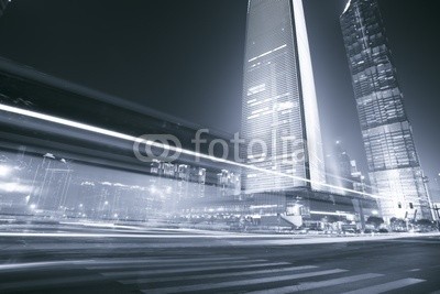 kalafoto, light trails (abstrakt, architektur, kfz, blau, verwischen, gebäude, bus, autos, zentrale, stadt, stadtlandschaft, kommerzielle, stadtteil, downtown, dramatisch, autofahren, abenddämmerung, dynamisch, schnell, finanzen, glühen, highway, orientierungspunkt, landschaf)