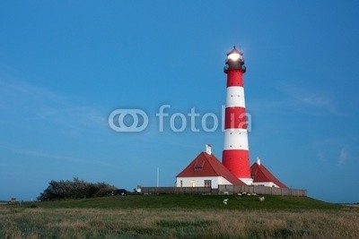 Thorsten Schier, Der Leuchtturm Westerhever an der Nordsee bei Nacht (leuchtturm, nacht, schleswig-holstein, nordsee, leuchtfeuer, landschaft, orientierungspunkt, tourismus, abenddämmerung, sehenswürdigkeit, gebäude, turm, salzwiese, haus, rot, weiß, gestreift, streife, blau, himmel, bejahrt, architektur, deutsch, europ)