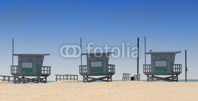 David Smith, three lifeguard shacks on venice beach, california (strand, blau, braun, gebäude, california, landschaft, rettungsschwimmer, los angeles, ozean, draußen, aussen, einträchtig, erholung, sommer, sonnenschein, tourismus, beruhigt, reisen, tropisch, urlaub, anblick, holz, himmel, safety, schutz, sand, ho)