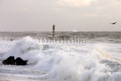 Zacarias da Mata, Old beacon in a stormy evening (sturm, welle, atlantic, leuchtfeuer, groß, kalamität, klima, wolken, bewölkt, farbe, wirbelsturm, gefahr, dunkel, tage, katastrophe, dramatisch, energie, fließen, schaum, freiheit, gott, schwer, hoffnung, horizont, orkan, landschaft, licht, leuchttur)