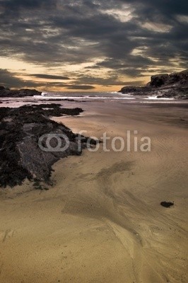 Paul Lampard, Dramatic beach landscape with rocks (cornwall, meer, ozean, wasser, dramatisch, blau, sturm, küstenlinie, bellen, fels, surfen, küste, felsen, wolken, welle, steine, himmel, sand, lagune, landschaft, strand, wolkenlandschaft, schönheit, küste, fels, felsen, romantisch, leerstehen)