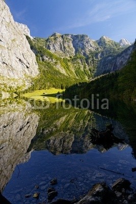 dina, Wasserspiegelung am glasklaren Obersee im Herzen des Nationalpar (alps, bavaria, berg, bergsee, deutsch, fels, felsen, berg, herbst, landschaft, natur, see, spiegel, spiegel, steine, wald, wasser, bun)