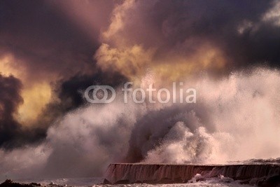 Zacarias da Mata, Tsunami (wolken, wirbelsturm, leuchtturm, sturm, welle, tsunamis, leuchtfeuer, atlantic, balken, groß, kalamität, klima, bewölkt, farbe, gefahr, dunkel, tage, katastrophe, dramatisch, energie, fließen, gott, schwer, hoffnung, orkan, landschaft, licht, mari)