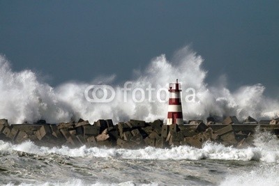 Zacarias da Mata, Stormy waves (welle, wind, meer, pfeiler, sturm, atlantic, leuchtfeuer, groß, kalamität, klima, farbe, wirbelsturm, gefahr, dunkel, tage, katastrophe, dramatisch, energie, fließen, freiheit, gott, schwer, hoffnung, horizont, orkan, landschaft, licht, leuchtturm, mari)