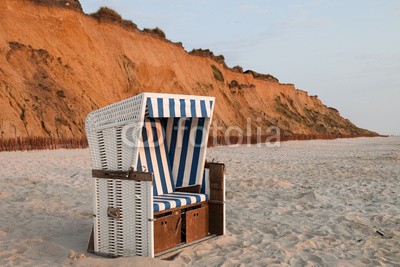 Blickfang, Strandkorb auf Sylt (strandkorb, sylt, deutsch, stranden, sand, wasser, see, meer, allein, romantisch, nordsee, urlaub, erholung, entspannung, himmel, gelb, blau, rot, kampe)