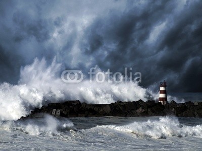 Zacarias da Mata, Stormy waves against beacon (sturm, wirbelsturm, welle, atlantic, leuchtfeuer, groß, blau, kalamität, klima, wolken, bewölkt, farbe, gefahr, dunkel, tage, katastrophe, dramatisch, energie, fließen, freiheit, gott, schwer, hoffnung, horizont, orkan, landschaft, licht, leuchttur)