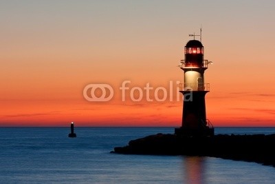 Thorsten Schier, Leuchtturm bei Sonnenuntergang, Hafeneinfahrt Warnemünde (rostock, leuchtturm, sonnenuntergänge, ostsee, mecklenburg-vorpommern, orange, leuchtfeuer, mecklenburg, gebäude, deutsch, leuchtfeuer, turm, rot, weiß, blau, himmel, wolken, wolken, picturesque, picturesque, romantisch, idylle, europa, nordeurop)