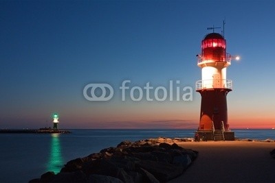 Thorsten Schier, Leuchttürme bei Nacht an der Ostsee, Hafeneinfahrt Warnemünde (rostock, leuchtturm, nacht, mecklenburg-vorpommern, mecklenburg, ostsee, nachts, gebäude, turm, rot, leuchtfeuer, weiß, leuchtfeuer, blau, himmel, picturesque, picturesque, romantisch, deutsch, europa, nordeuropa, gebäude, seefahrt, navigation, küst)