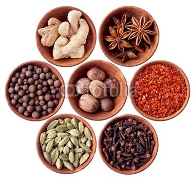 andriigorulko, Wooden bowls full of different spices isolated (different, piment, gewürznelke, kardamom, pfeffer, pfefferkörner, chilies, ingwer, anis, sternanis, muskatnuß, ball, isoliert, niemand, ausgeschnitten, studio, aroma, aromatisch, gewürz, hintergrund, braun, grün, rot, kreis, close-up, close-up, würz)