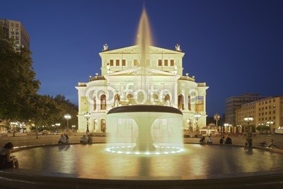 Blickfang, Oper Frankfurt beleuchtet (frankfurt, oper, historisch, bejahrt, beleuchtet, brunnen, wasser, himmel, blau, lampe, abendstimmung, touristisch, architektu)