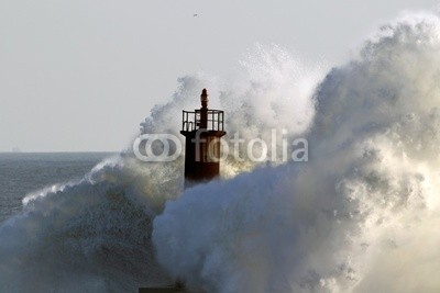 Zacarias da Mata, Stormy wave (stürmisch, groß, welle, leuchtfeuer, atlantic, kalamität, klima, farbe, wirbelsturm, gefahr, dunkel, tage, katastrophe, dramatisch, energie, fließen, freiheit, gott, schwer, hoffnung, horizont, orkan, landschaft, licht, leuchtturm, marin, natur, ozea)