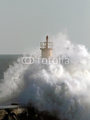 Zacarias da Mata, Stormy wave (leuchtturm, wirbelsturm, stürmisch, sturm, welle, atlantic, leuchtfeuer, groß, kalamität, klima, farbe, gefahr, dunkel, tage, katastrophe, dramatisch, energie, fließen, freiheit, gott, schwer, hoffnung, horizont, orkan, landschaft, licht, marin, natu)